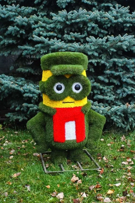 Топиарная фигура Миньон с шарфом