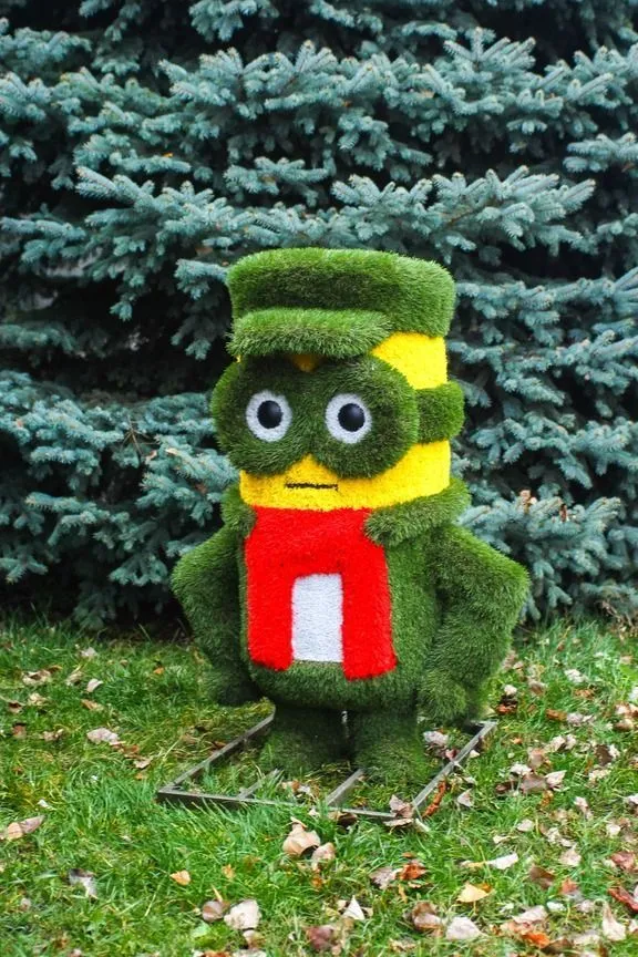 Топиарная фигура Миньон с шарфом