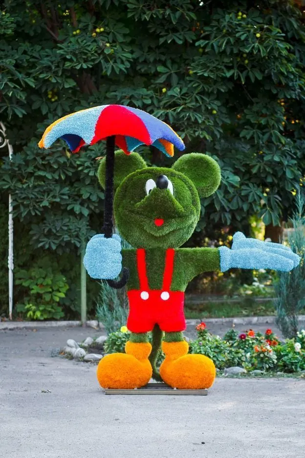 Топиарная фигура Микки Маус с цветным зонтиком
