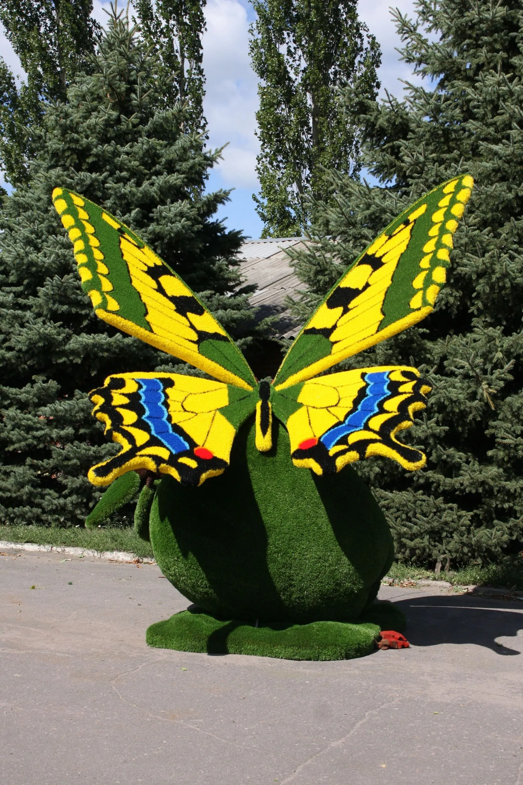 Топиарная фигура "Бабочка на яблоке" 350