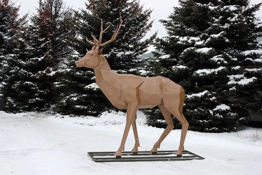 Полигональная фигура из металла Олень городской