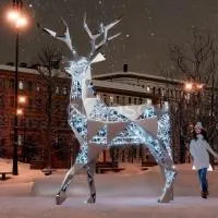 Полигональный серебристый олень