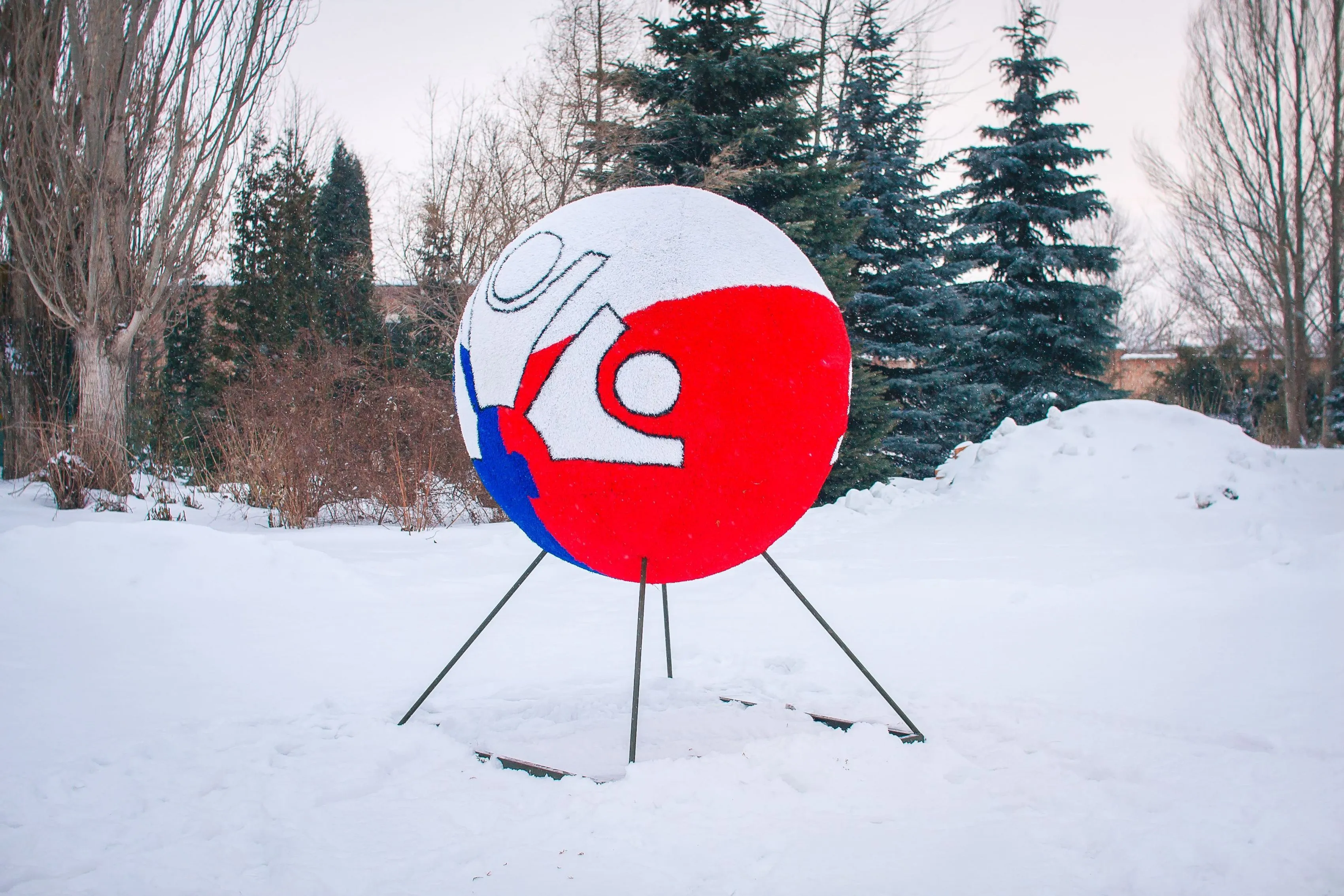 Топиарная фигура "Шар болельщиков"