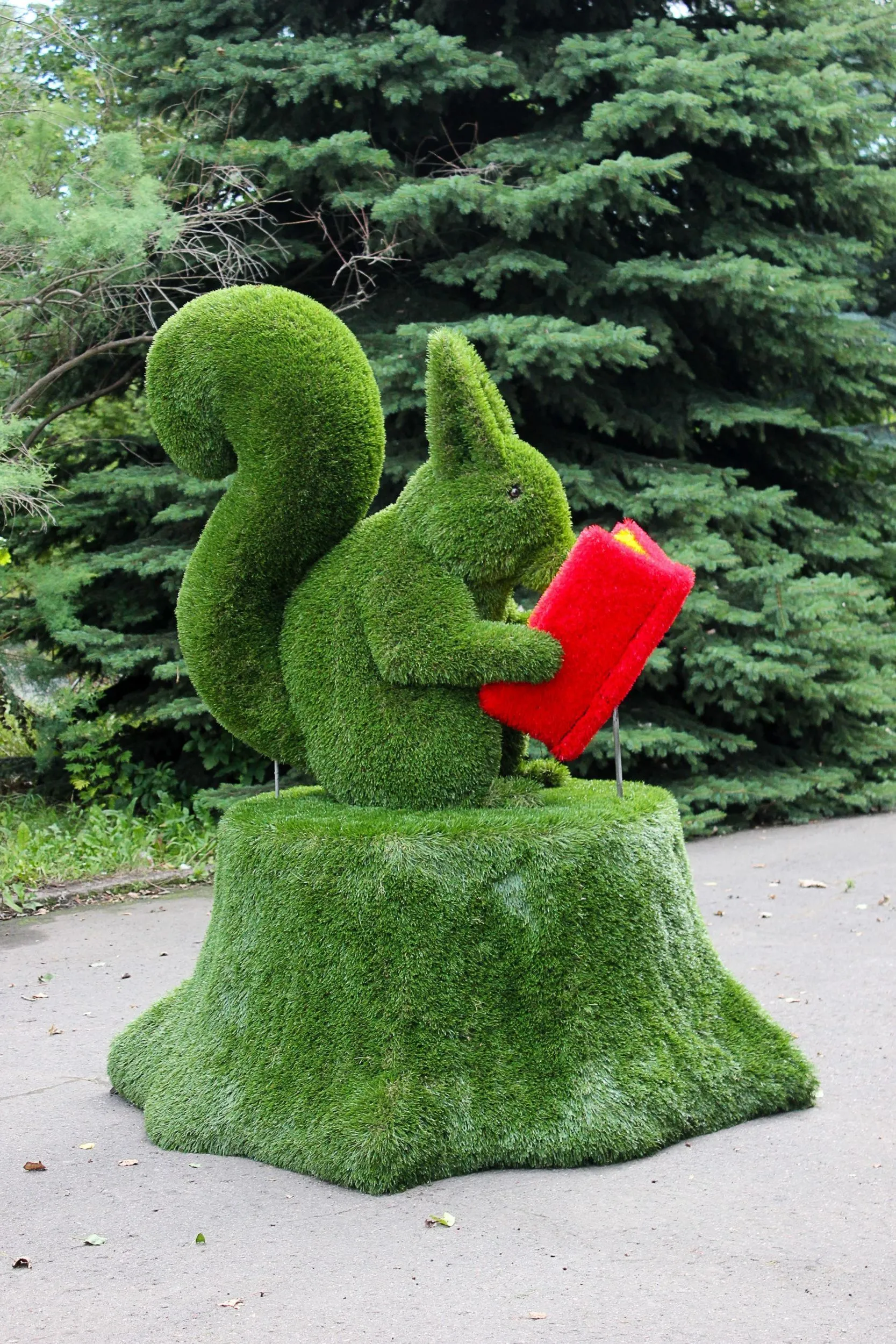 Топиарная фигура "Белка сказочница"
