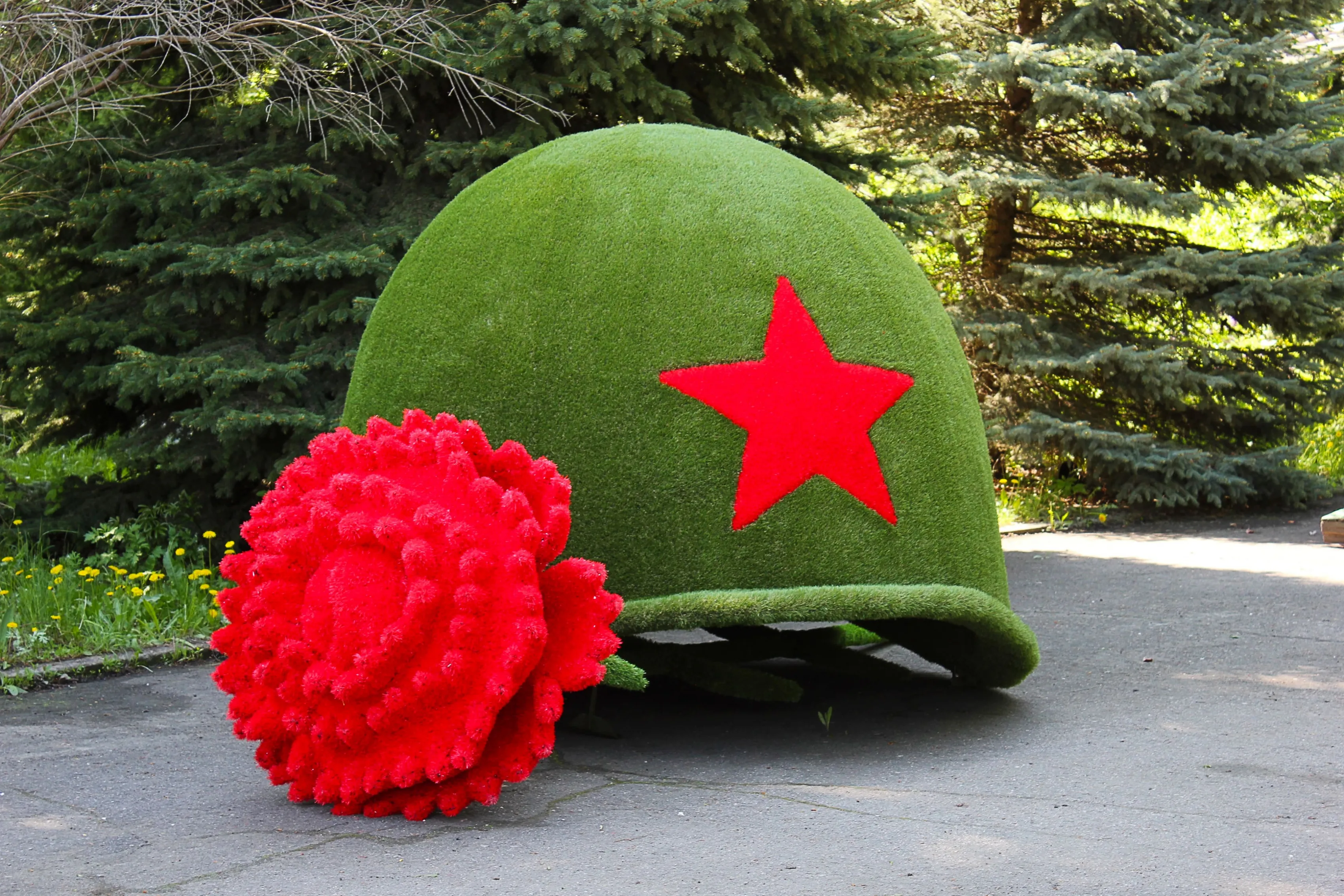 Топиари „Каска с красной гвоздикой“